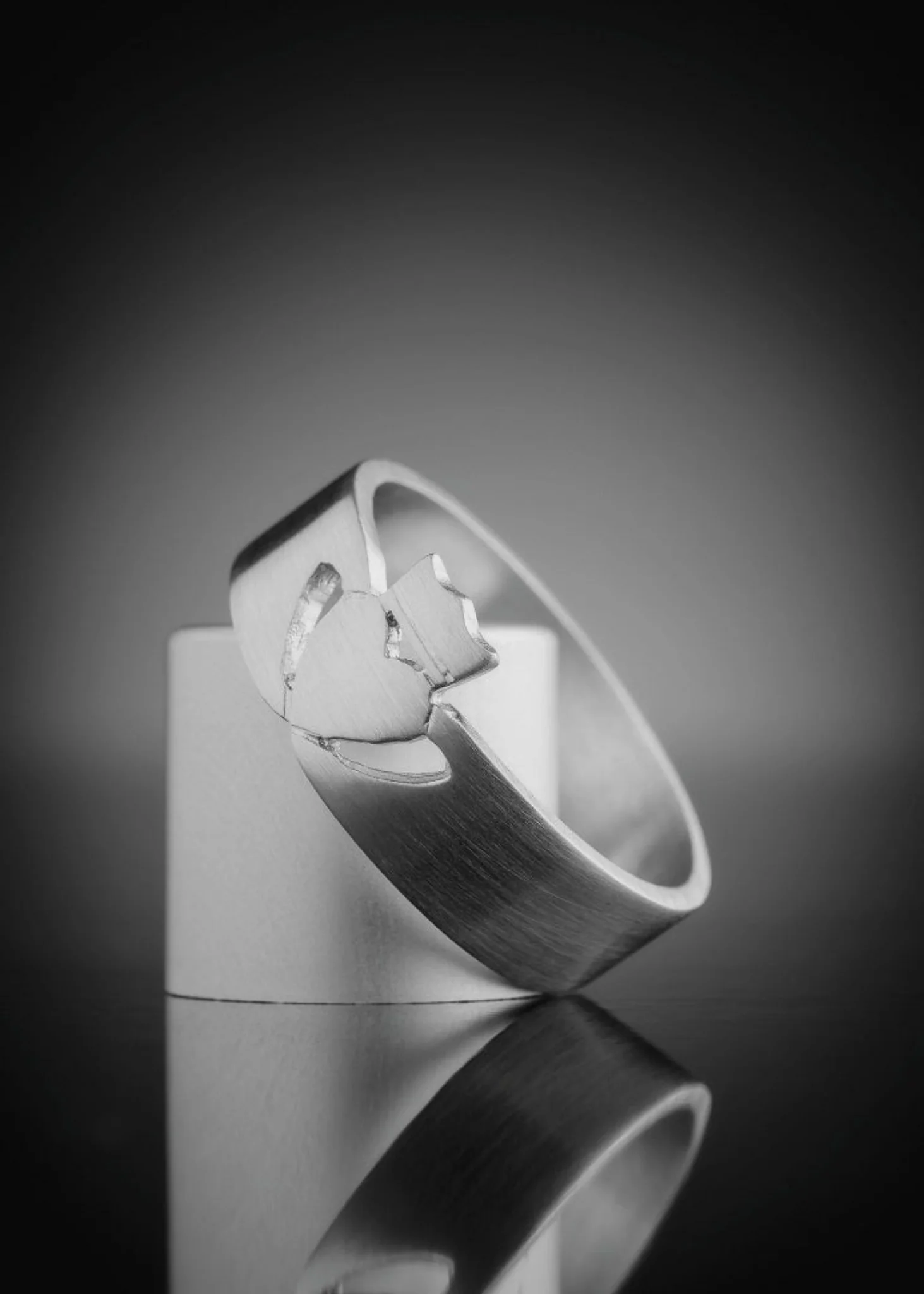 Men's White Gold Claddagh Ring Modern - Image 2