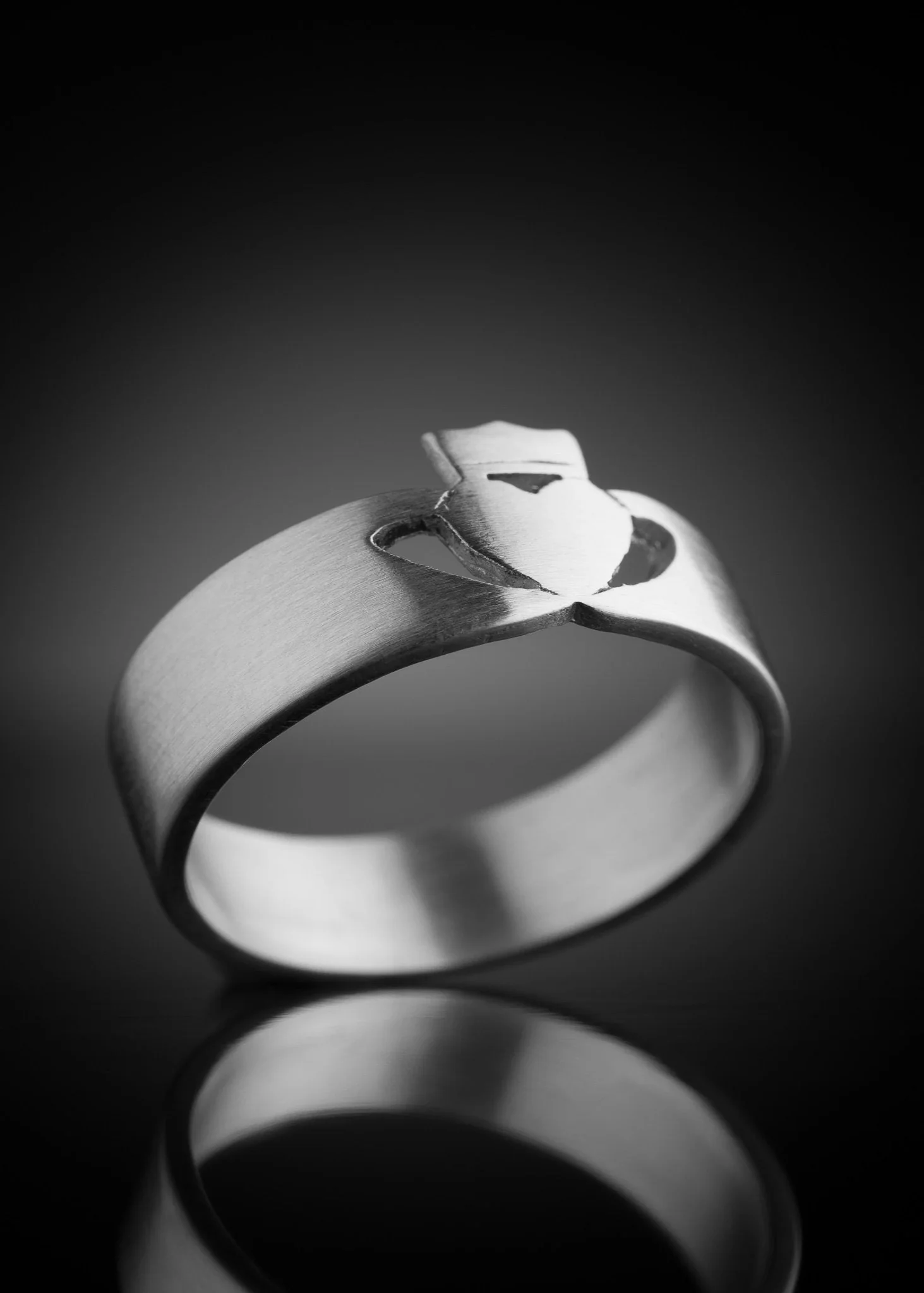 Men's White Gold Claddagh Ring Modern - Image 3