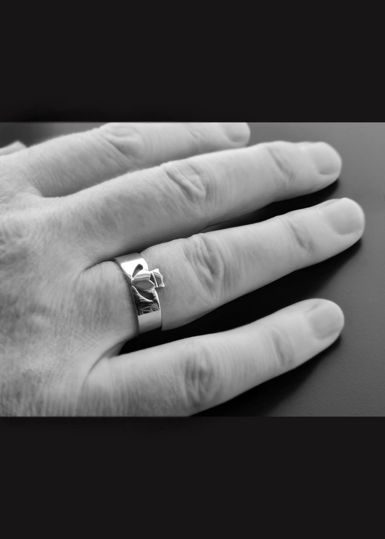 Men's White Gold Claddagh Ring Modern - Image 5