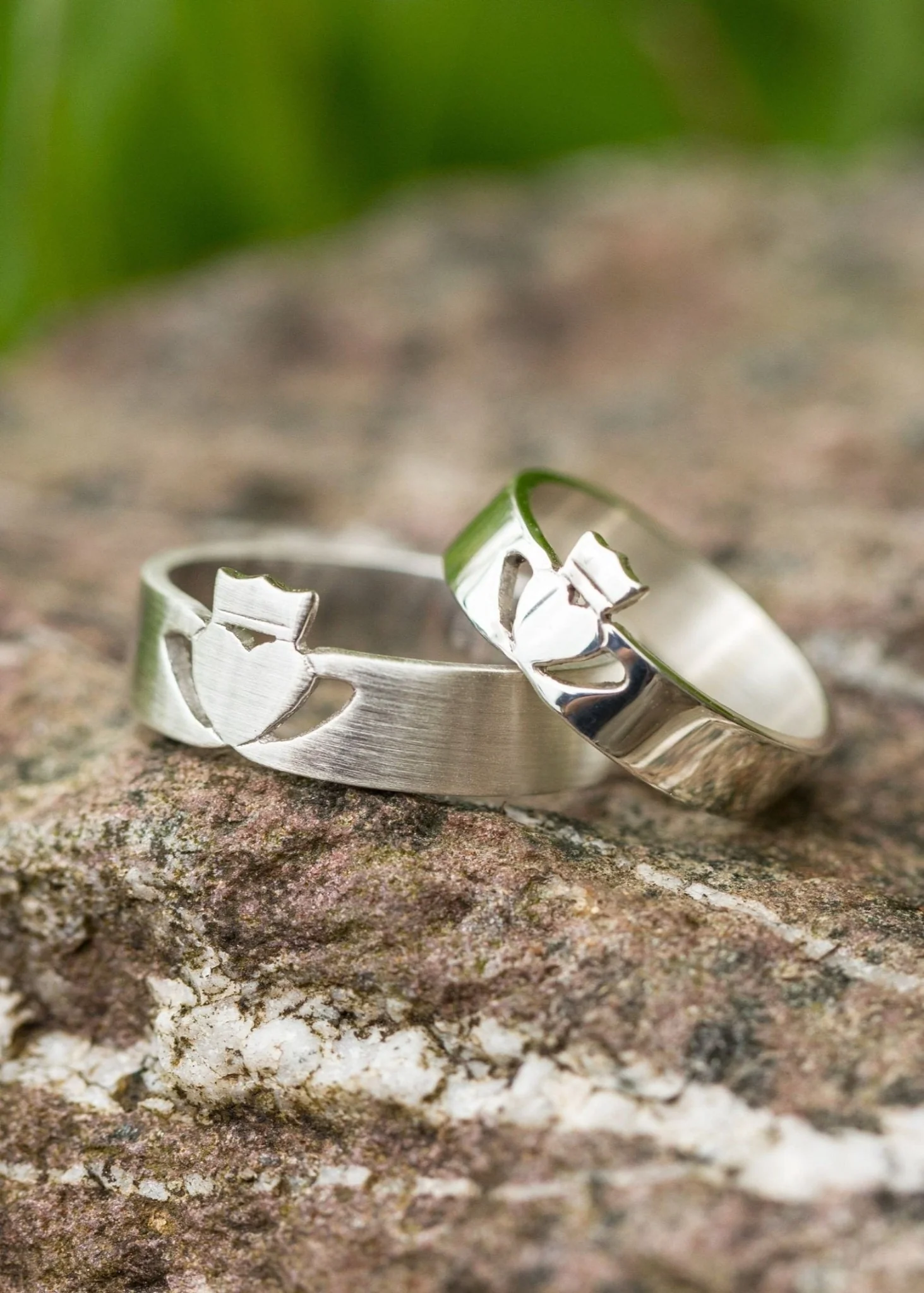 Men's White Gold Claddagh Ring Modern - Image 6