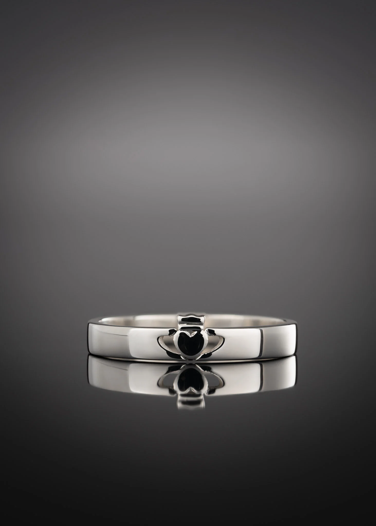 Dainty Claddagh Ring White Gold - Image 2