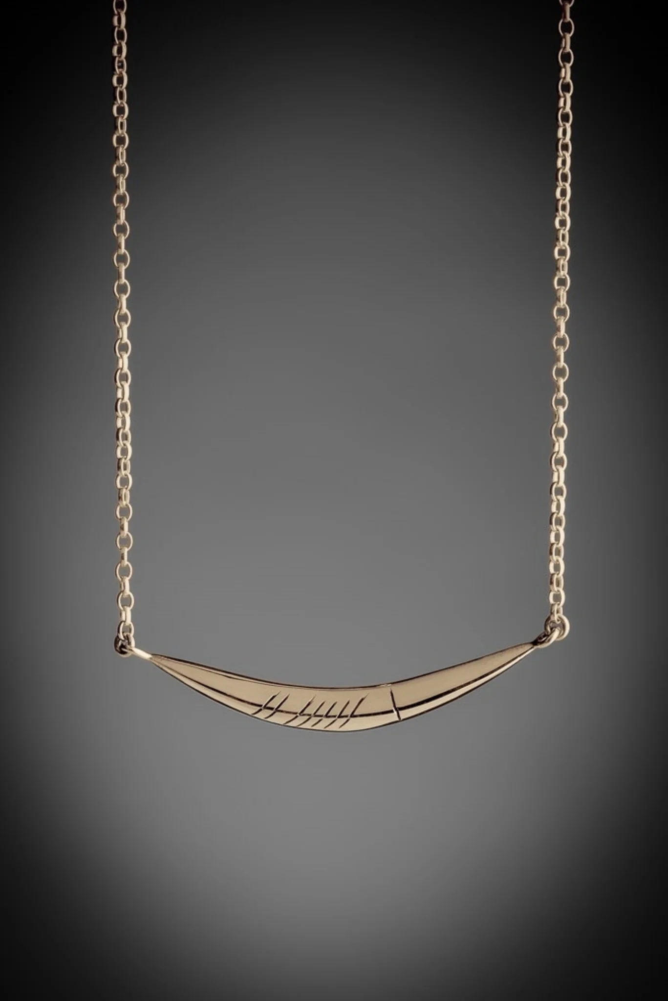 Gold Curved Grá Necklace