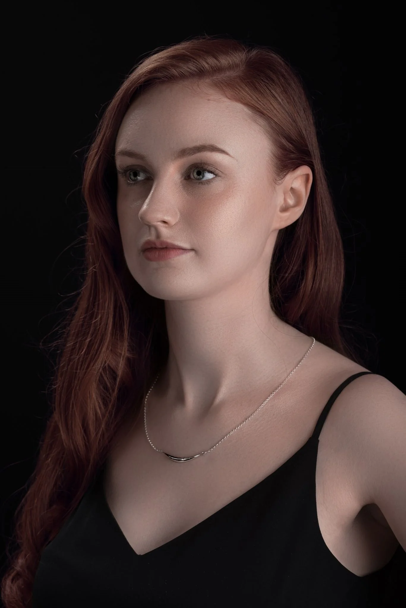 Gold Curved Grá Necklace - Image 3