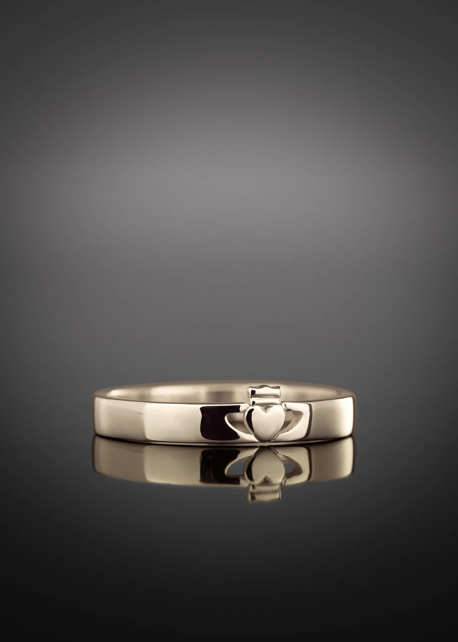 Dainty Claddagh Ring Gold - Image 2