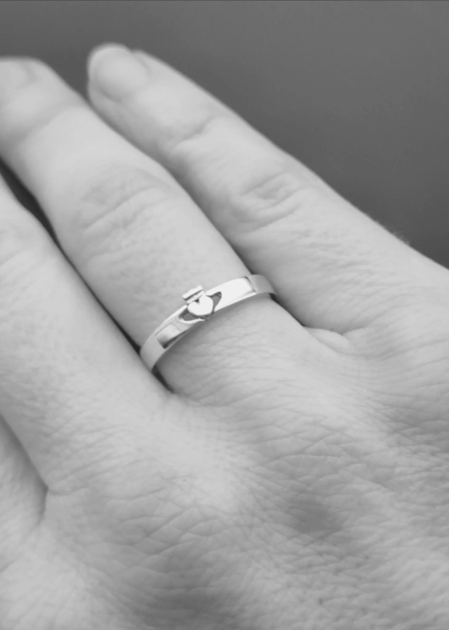Dainty Claddagh Ring Gold - Image 4