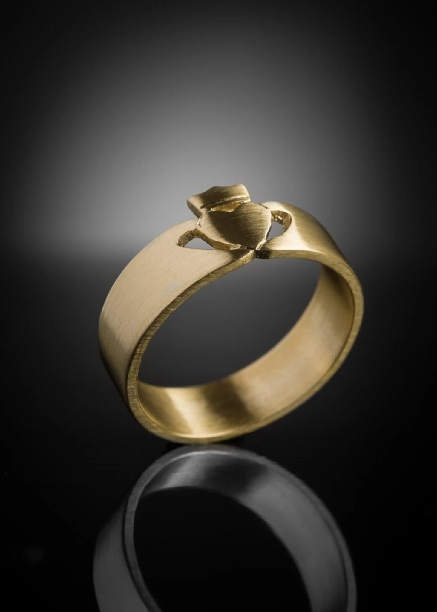 Men's Gold Claddagh Ring Modern - Image 3
