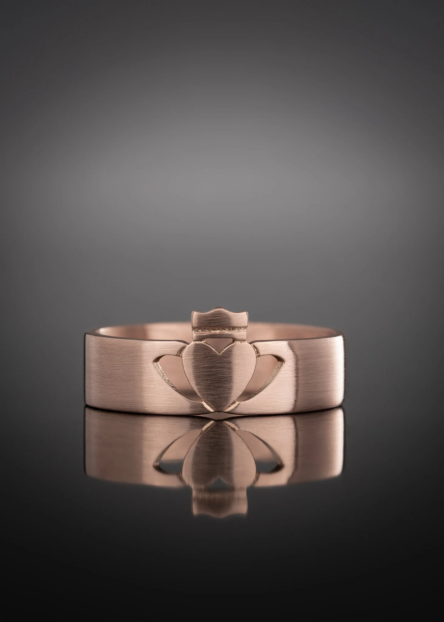 Men's Gold Claddagh Ring Modern - Image 5