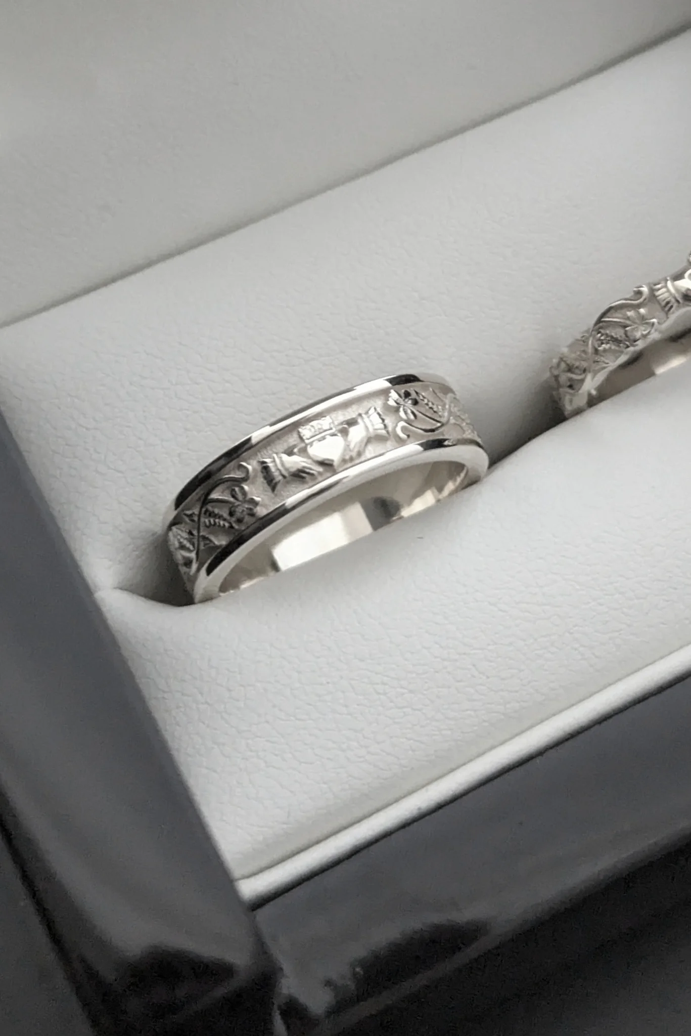 Silver Nature-inspired Fern and Shamrock Claddagh Ring 6mm - Image 3
