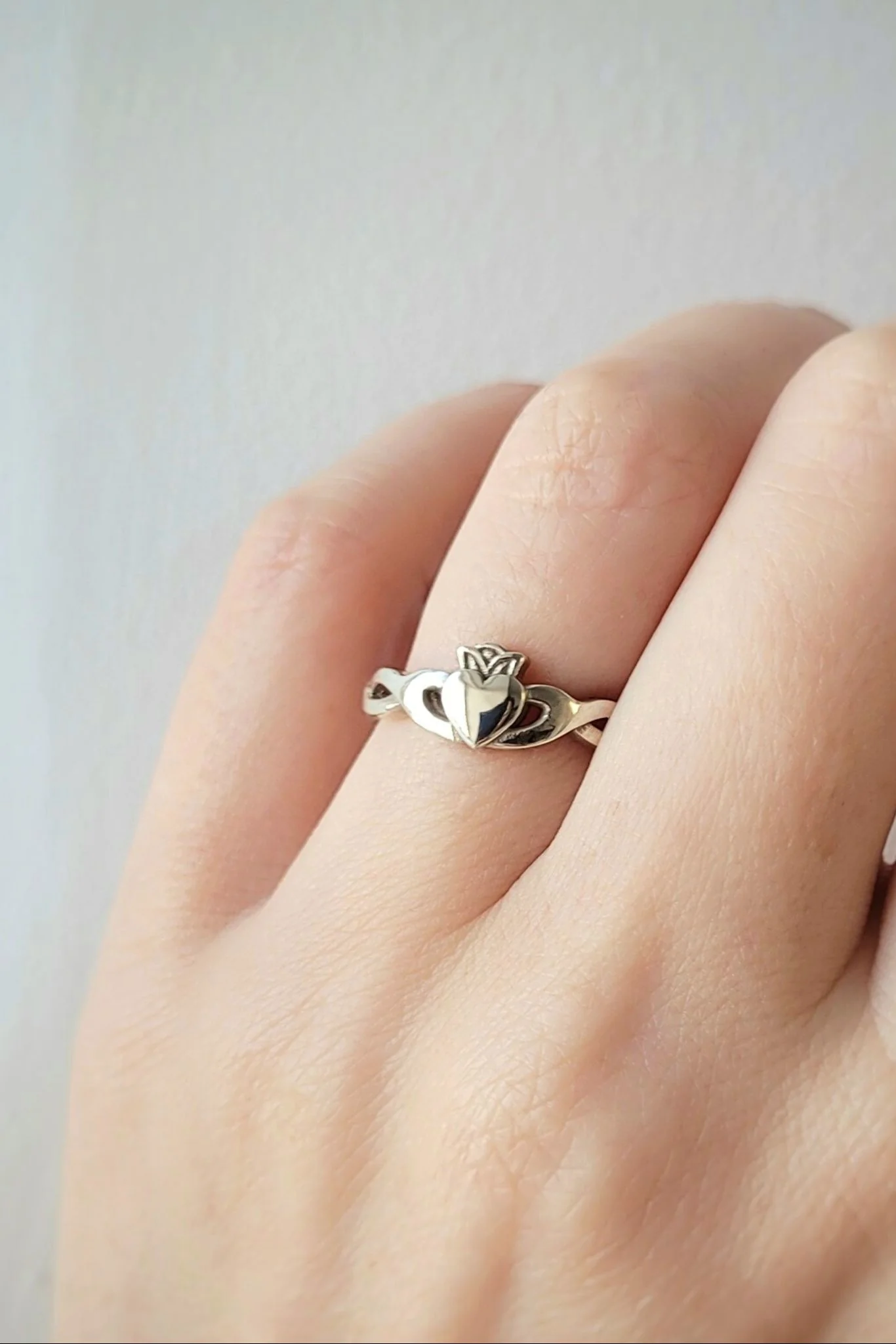 White Gold Claddagh Ring Twist Band - Image 4