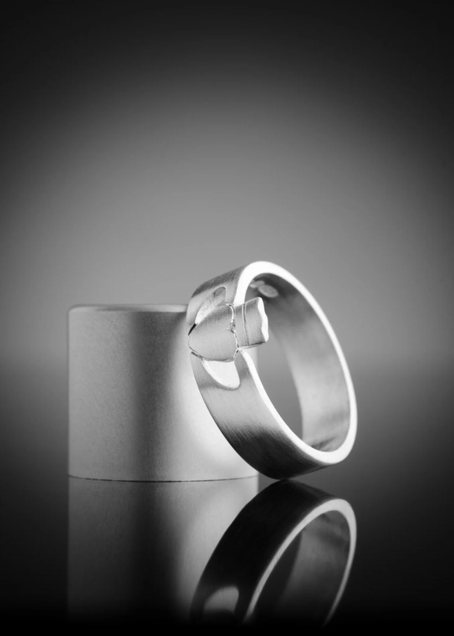 Contemporary Claddagh Ring Silver - Image 4